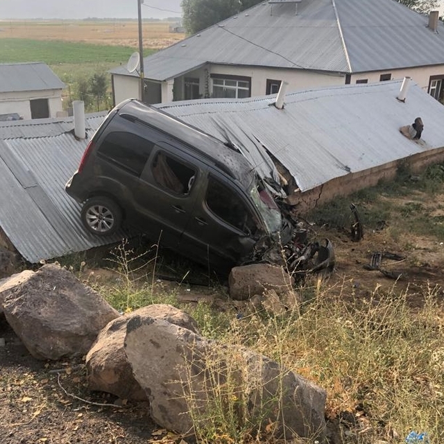 Ağrı'da şarampole yuvarlanan hafif ticari araçtaki 9 kişi yaralandı