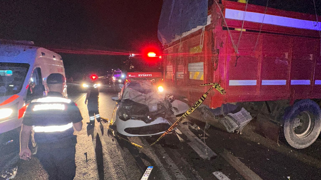 Manisa'da kamyon ile otomobilin çarpıştığı kazada 1 kişi öldü, 3 kişi yaralandı