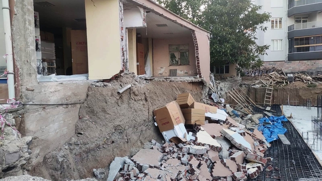 Konya'da temel kazısı sırasında bitişikteki apartmanın depo duvarı çöktü