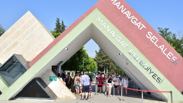 Antalya'da sıcaktan bunalanlar Manavgat Şelalesi'nde serinliyor