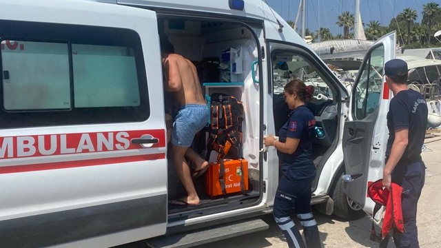 Datça açıklarındaki teknede yaralanan kişiye tıbbi tahliye