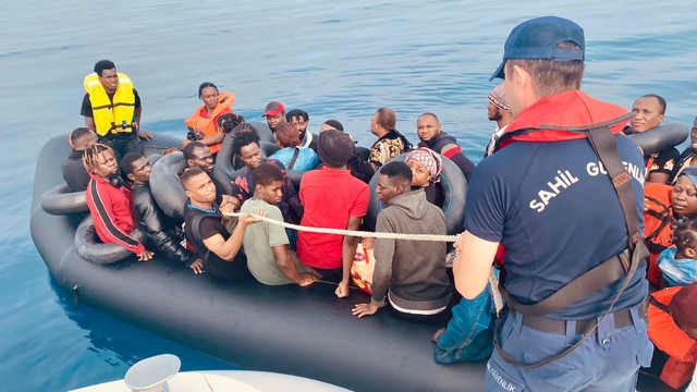 Kuşadası açıklarında 59 düzensiz göçmen yakalandı