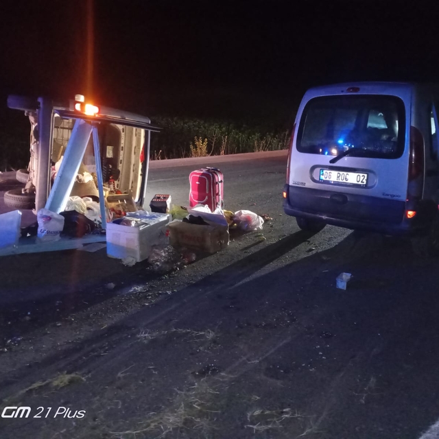 Çorum'da devrilen hafif ticari aracın sürücüsü yaralandı