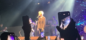 Şarkıcı Manuş Baba Adana'da konser verdi