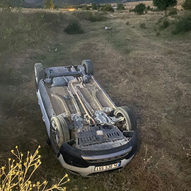 Saraydüzü'nde devrilen otomobilin sürücüsü yaralandı