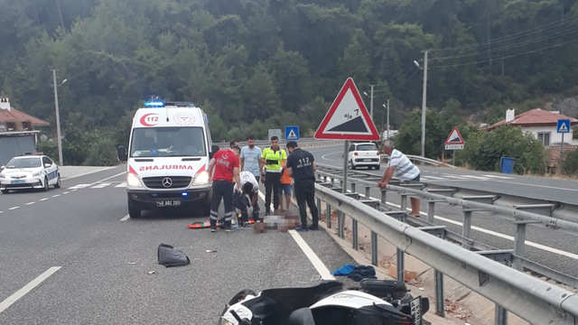 Muğla'da bariyerlere çarpan motosikletin sürücüsü öldü