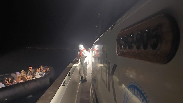İzmir açıklarında sürüklenen bottaki 18 düzensiz göçmen kurtarıldı
