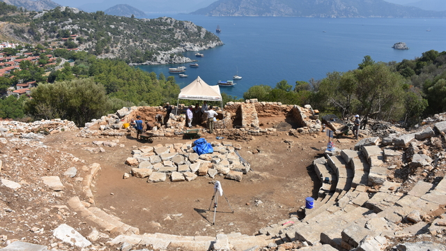 Amos'ta iskanı sona erdiren büyük yangın ve depremin izlerine rastlandı