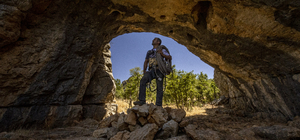 Sarp kayalıklarda yaban arılarının izini sürerek bal topluyorlar