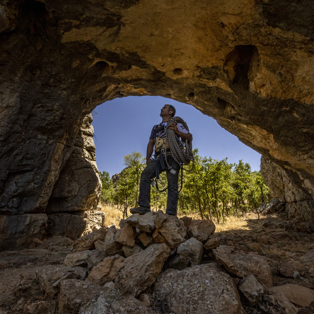Sarp kayalıklarda yaban arılarının izini sürerek bal topluyorlar