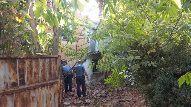 Ödemiş'te metruk evde çıkan yangın söndürüldü