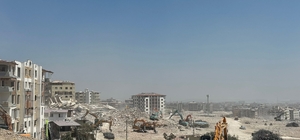 Depremlerden etkilenen Hatay'da ağır hasarlı binaların yıkımı sürüyor