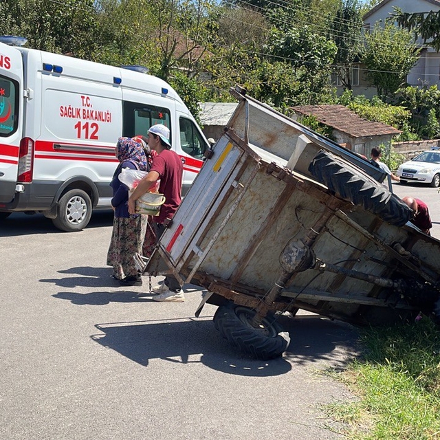 Düzce'de bahçe duvarına çarpan tarım aracındaki 4 kişi yaralandı