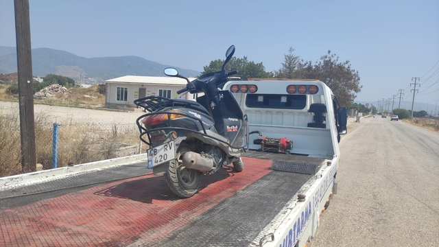 Muğla'da motosikletinde yatar halde seyreden sürücüye ceza kesildi