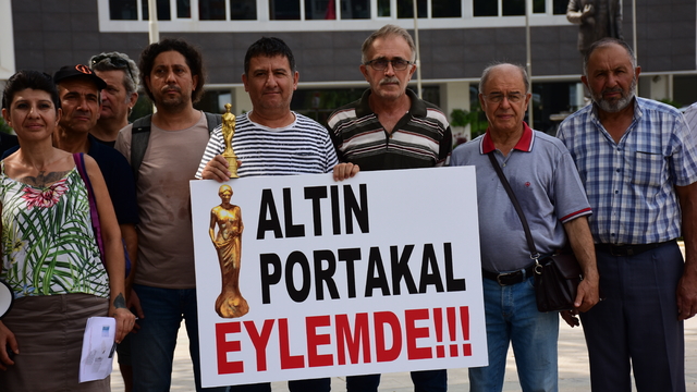 Altın Portakal Film Festivali eski çalışanları belediye önünde eylem yaptı
