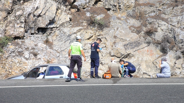 Muğla'da su kanalına devrilen otomobildeki 3 kişi yaralandı
