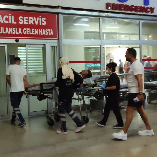 Adana'da devrilen motosikletin sürücüsü yaralandı