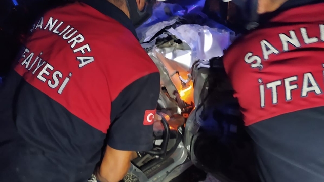 Şanlıurfa'da hafif ticari aracın traktöre çarpması sonucu 1 kişi öldü, 3 kişi yaralandı