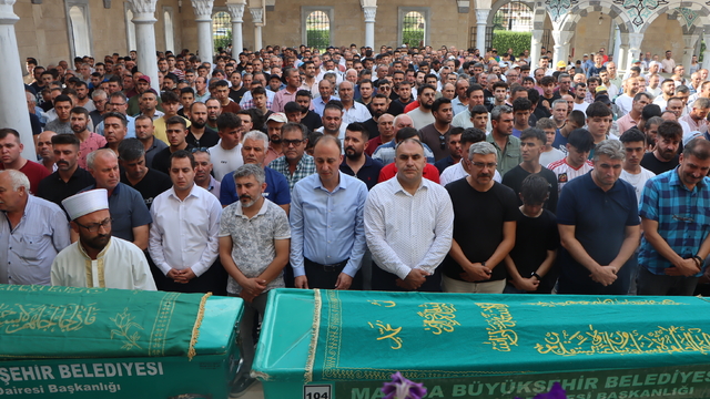 GÜNCELLEME - Manisa'da refüje çarpan otomobildeki 4 kişi öldü, 15 yaşındaki milli güreşçi yaralandı