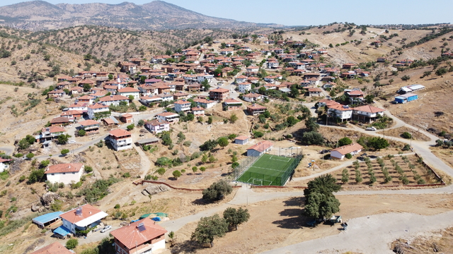 Demirci'de 2 halı saha hizmete açıldı