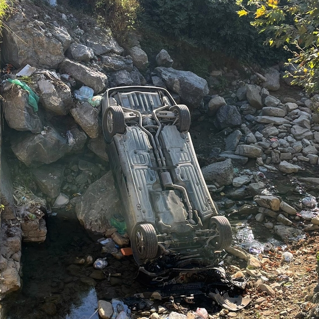 Sinop'ta dereye devrilen otomobildeki 5 kişi yaralandı