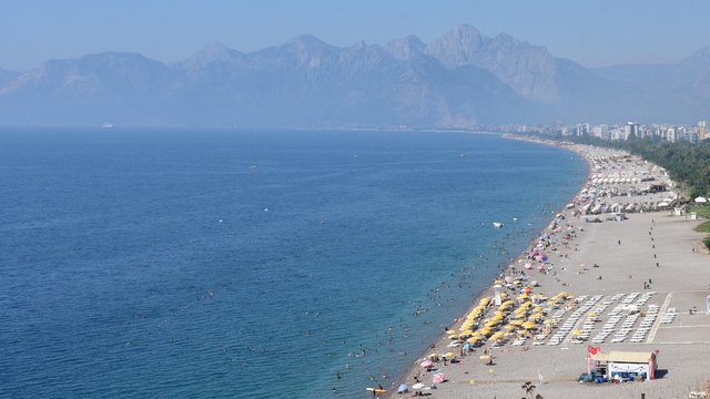 Antalya'da sıcak hava ve yüksek nem oranı nedeniyle caddeler boş kaldı