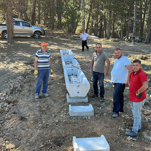 Güdül'de çeşitli alanlara hayvanlar için su oluğu yerleştirildi