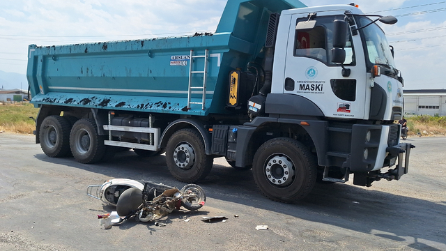 Manisa'da kamyona çarpan elektrikli motosikletin sürücüsü yaralandı