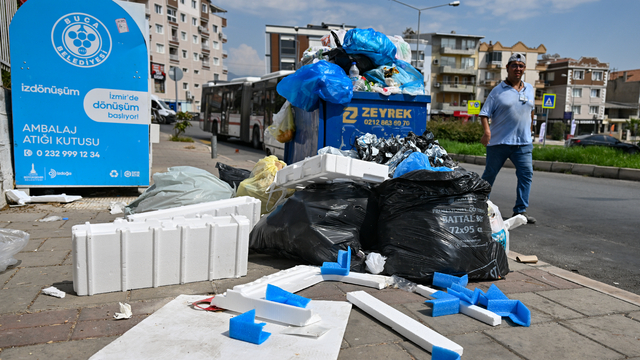 İzmir Buca'da iş bırakma eylemi nedeniyle çöpler toplanmadı