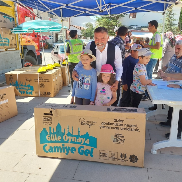 Derbent'te "Güle Oynaya Camiye Gel Projesinde" çocuklar bisikletlerine kavu...