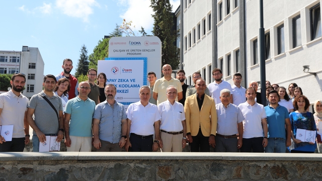 TRÜ'de düzenlenen "Blok Tabanlı Robotik ve Kodlama" eğitimi sona erdi