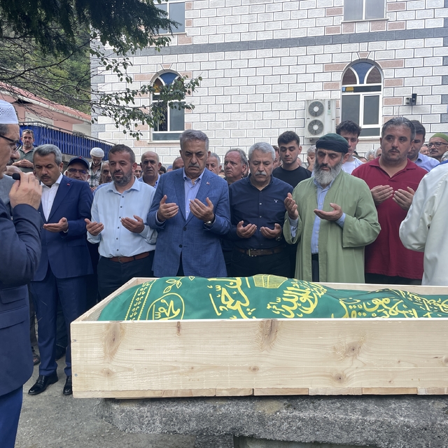 AK Parti Genel Başkan Yardımcısı Hayati Yazıcı, amcasının cenaze törenine k...