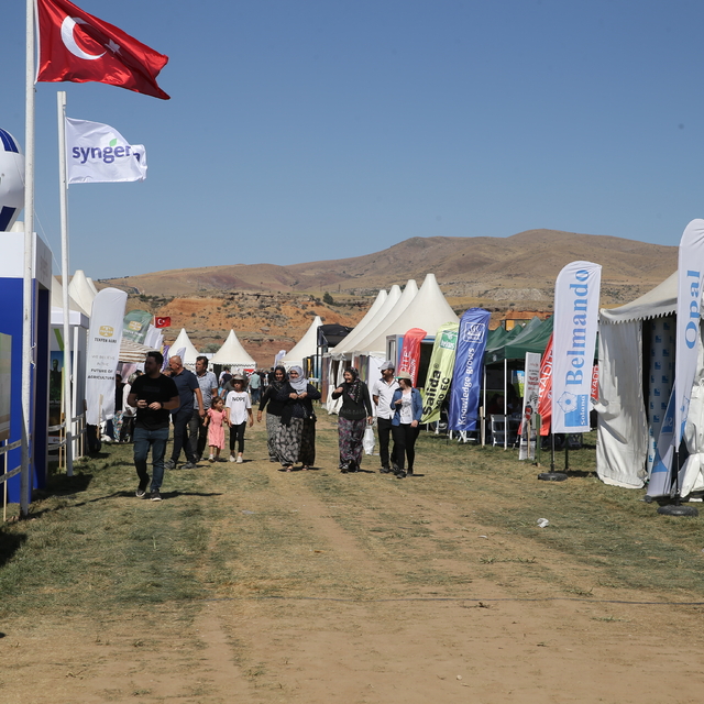 Nevşehir'de düzenlenen "Patates Günleri Fuarı" üreticilerle sektör firmalar...