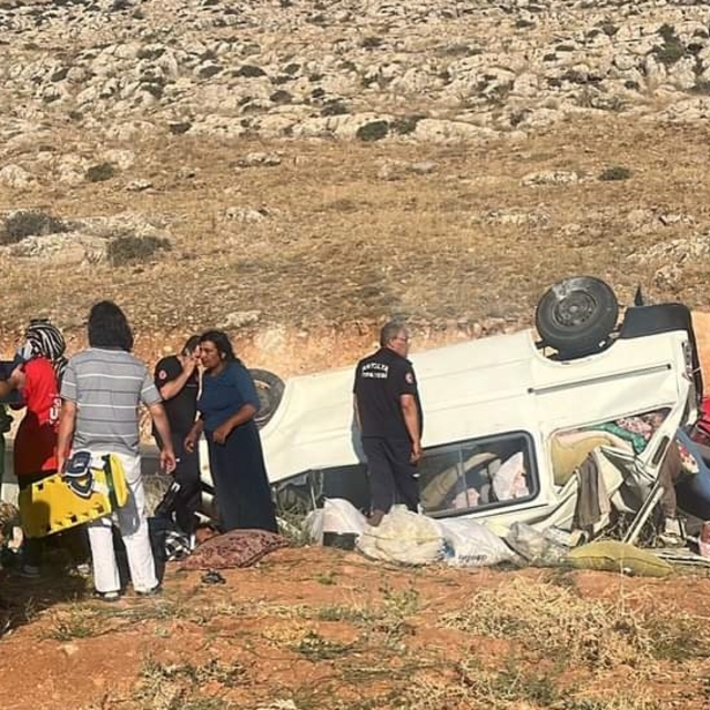 Antalya'da şarampole yuvarlanan minibüsteki 9 kişi yaralandı