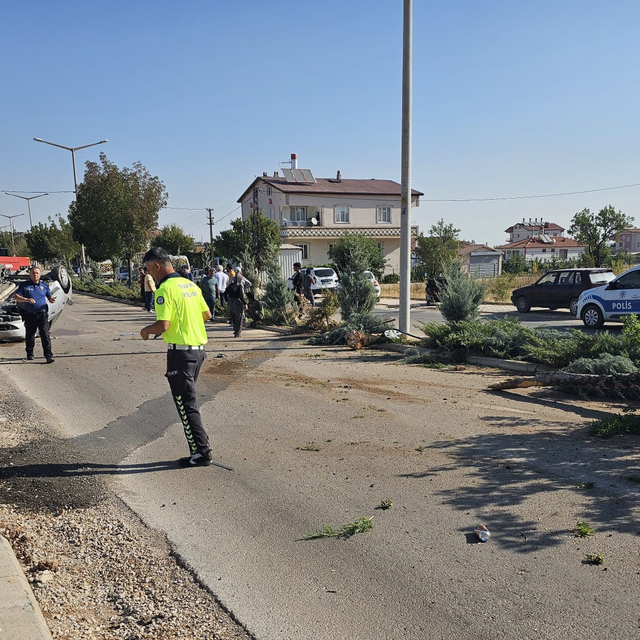 Konya'da refüje çarpan otomobilin sürücüsü öldü