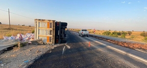 Uşak'ta devrilen tırın sürücüsü yaralandı