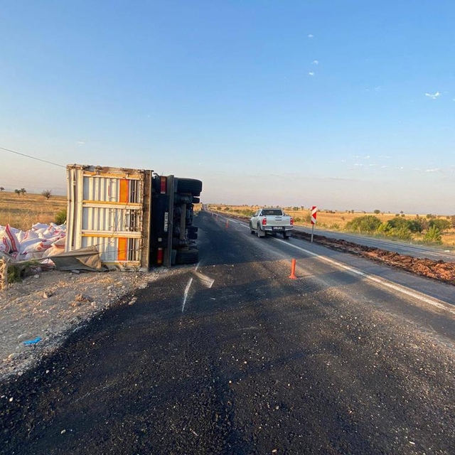 Uşak'ta devrilen tırın sürücüsü yaralandı