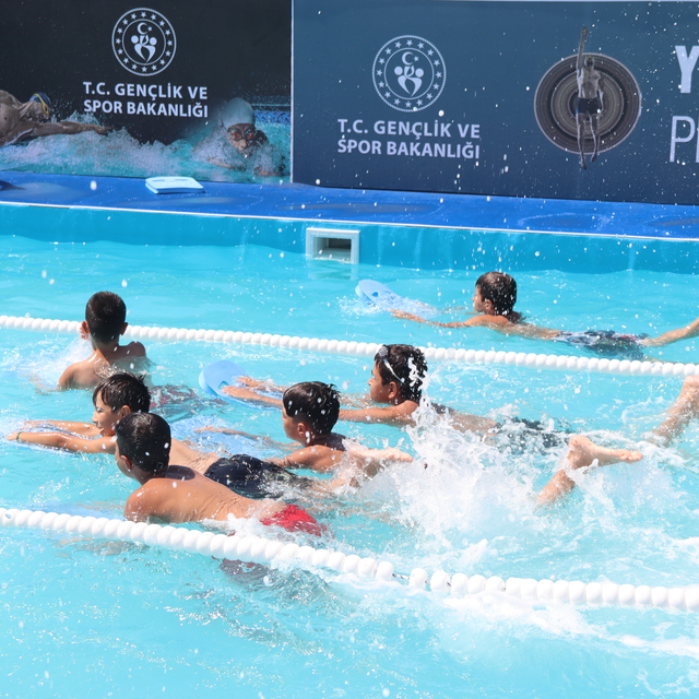 Iğdırlı çocuklar, Ağrı Dağı eteklerindeki portatif havuzda yüzme öğreniyor