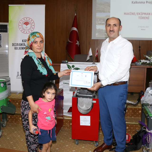 Adana'da çiftçilere ekipman desteği yapıldı