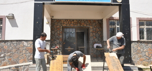 Muş'ta öğretmenler, okulda yıpranmış sıra ve masaları onardı