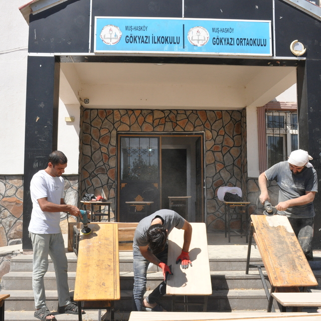 Muş'ta öğretmenler, okulda yıpranmış sıra ve masaları onardı