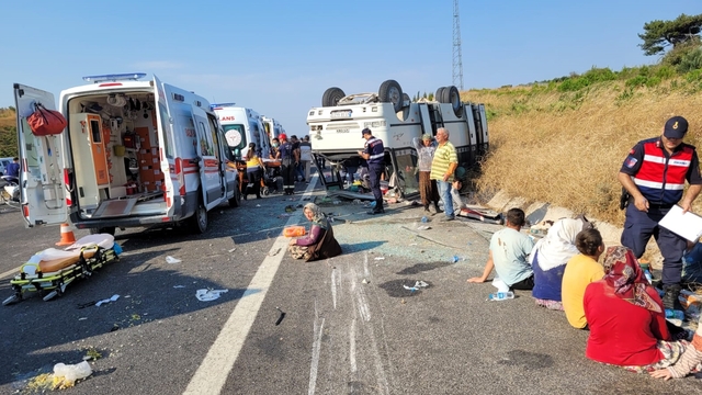Manisa'da midibüsle otomobilin çarpışması sonucu 20 kişi yaralandı