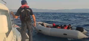 Balıkesir'de motoru arızalanan botla denizde sürüklenen 10 düzensiz göçmen...