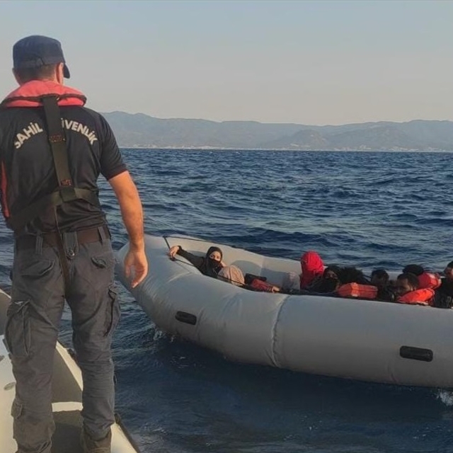Balıkesir'de motoru arızalanan botla denizde sürüklenen 10 düzensiz göçmen...