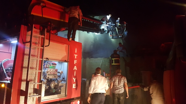 Bingöl'de ahırda çıkan ve eve sıçrayan yangın söndürüldü