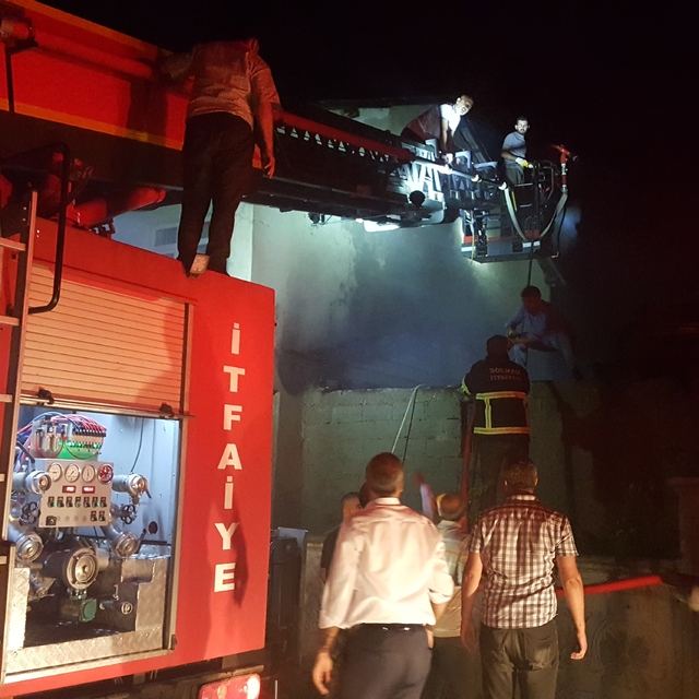 Bingöl'de ahırda çıkan ve eve sıçrayan yangın söndürüldü