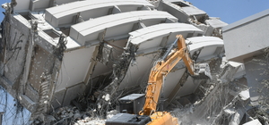 Depremlerden etkilenen Hatay'da ağır hasarlı binaların yıkımı sürüyor