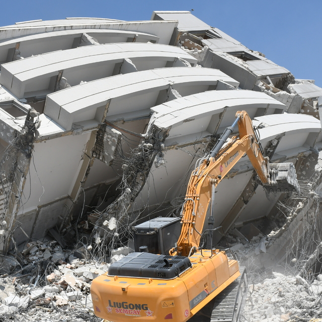 Depremlerden etkilenen Hatay'da ağır hasarlı binaların yıkımı sürüyor