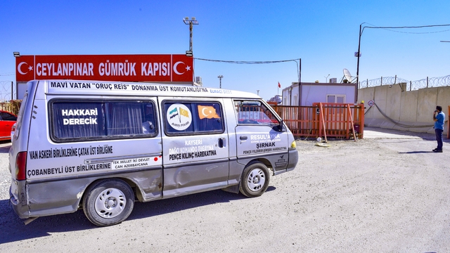 "Elmacı Dede" Suriye'deki ihtiyaç sahiplerine gıda ve meyve götürdü