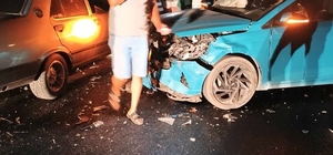 Finike'de 3 aracın karıştığı trafik kazasında 1 kişi yaralandı